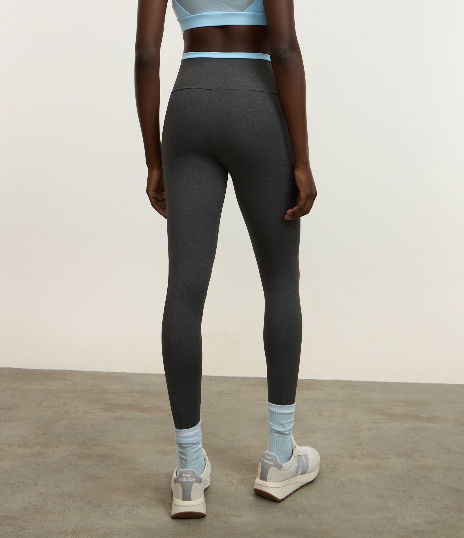 Calça Legging Esportiva em Microfibra Pesada com Viés Contrastante Cinza 4
