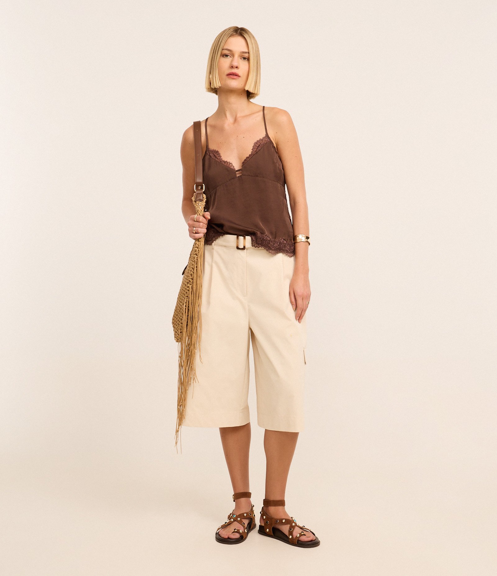 Bermuda Evasê em Sarja com Fivela e Bolso Utilitário Bege 1