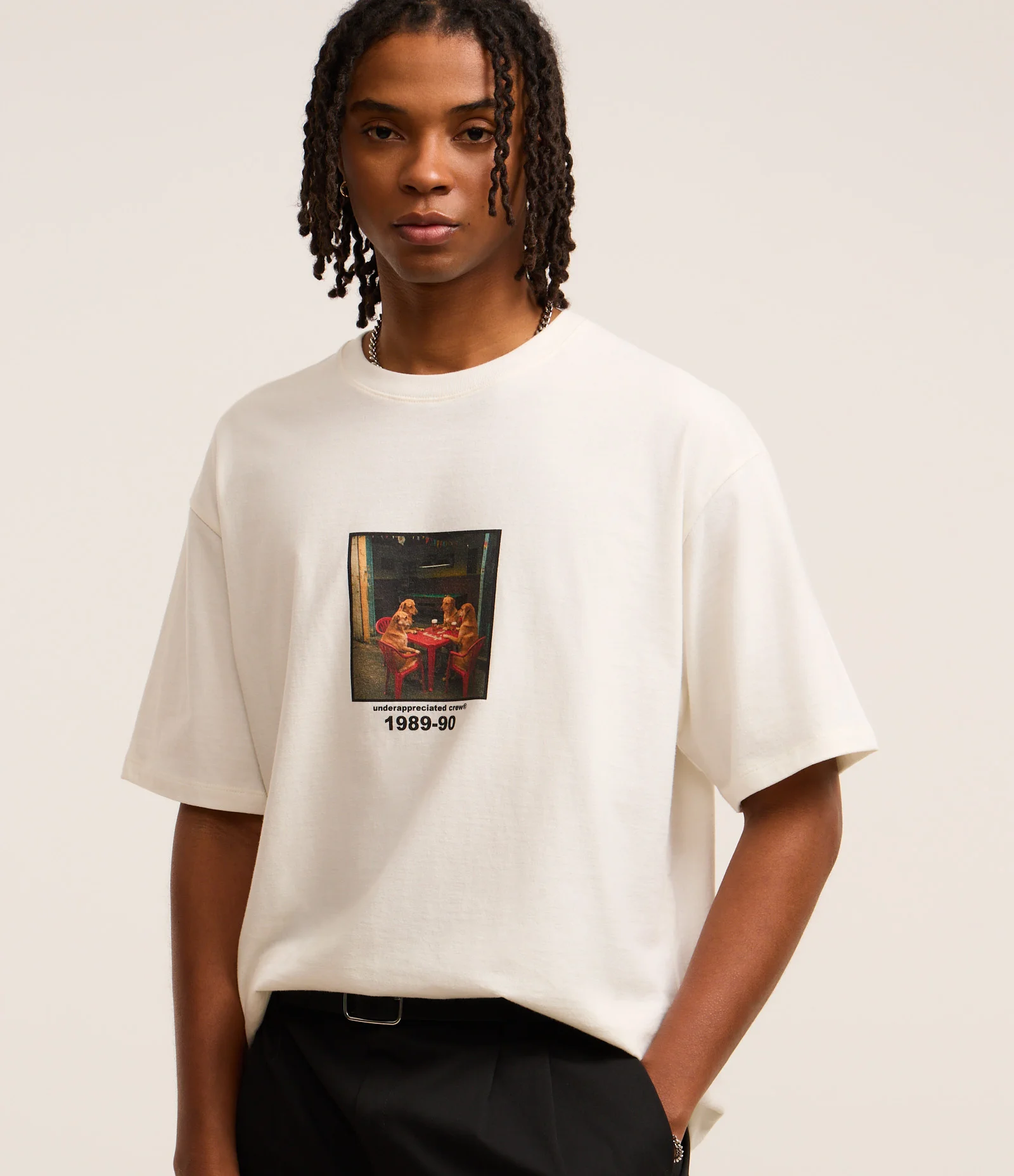 Camiseta Boxy em Algodão Estampa de Cachorros no Boteco e Lettering Off White 1