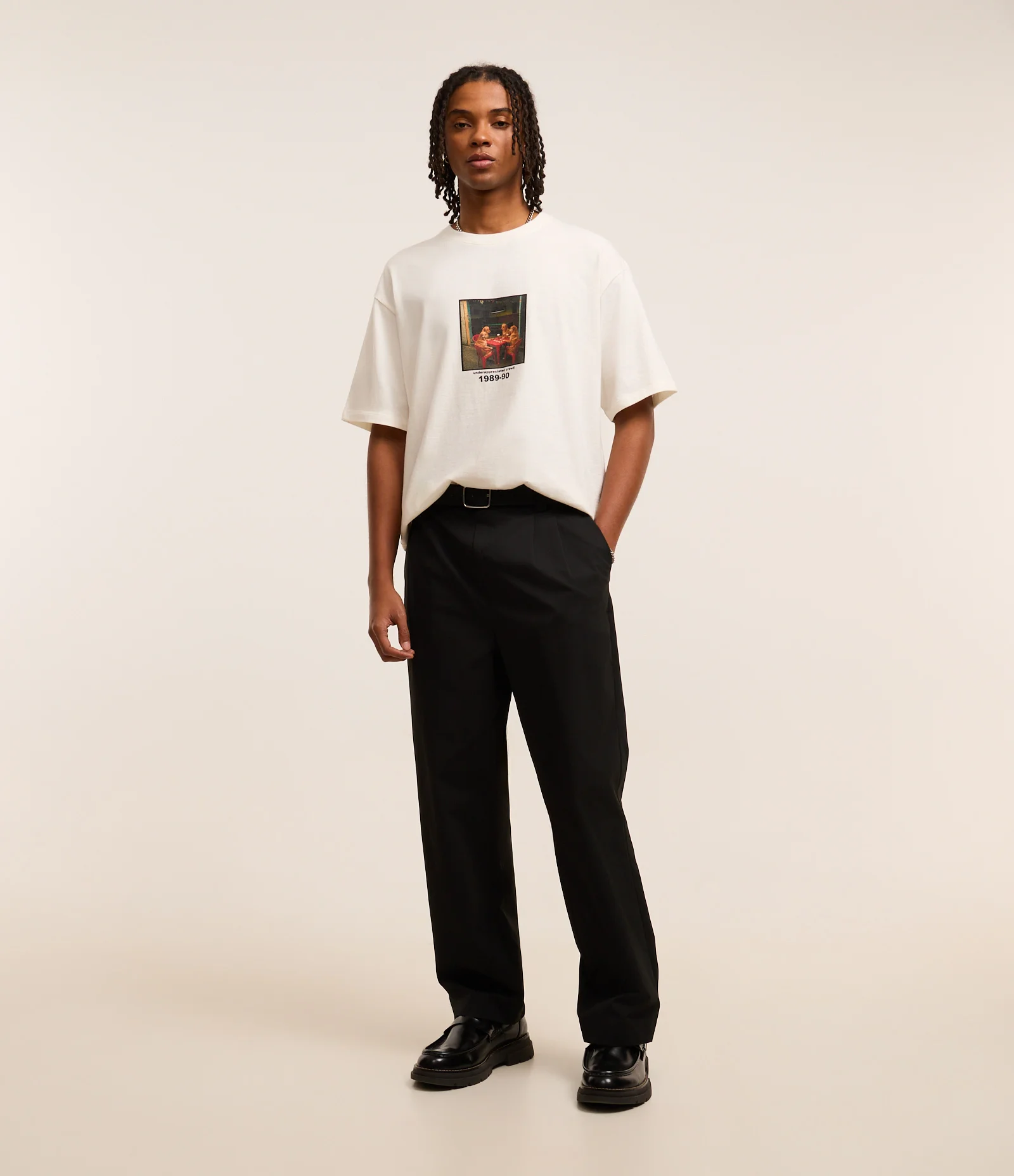 Camiseta Boxy em Algodão Estampa de Cachorros no Boteco e Lettering Off White 2