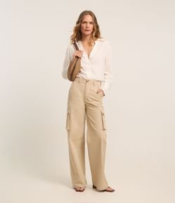 Calça Wide Leg Alfaiataria em Sarja com Bolso Cargo