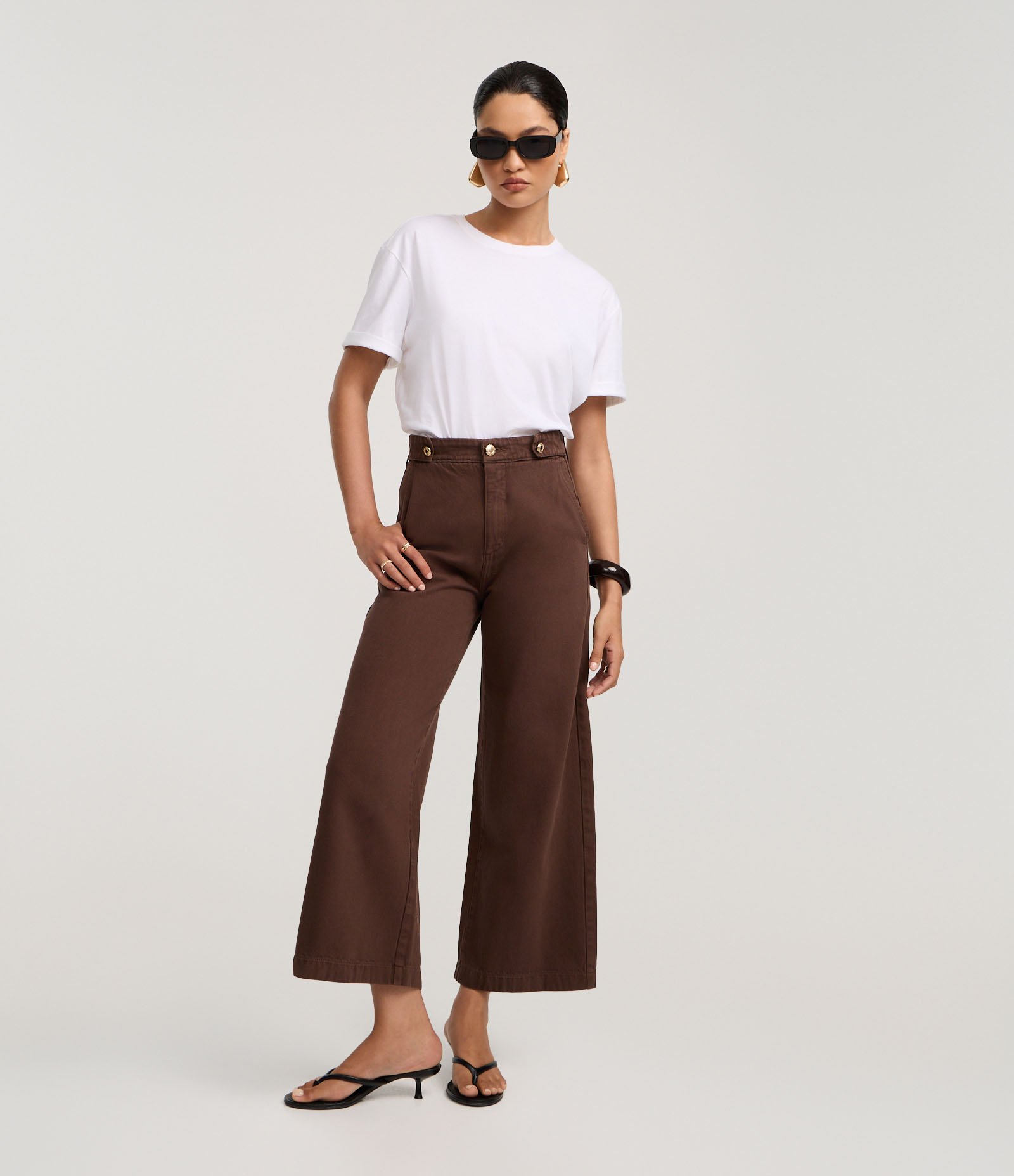 Calça Wide Leg Cropped em Sarja com Tiras no Cós Marrom 1