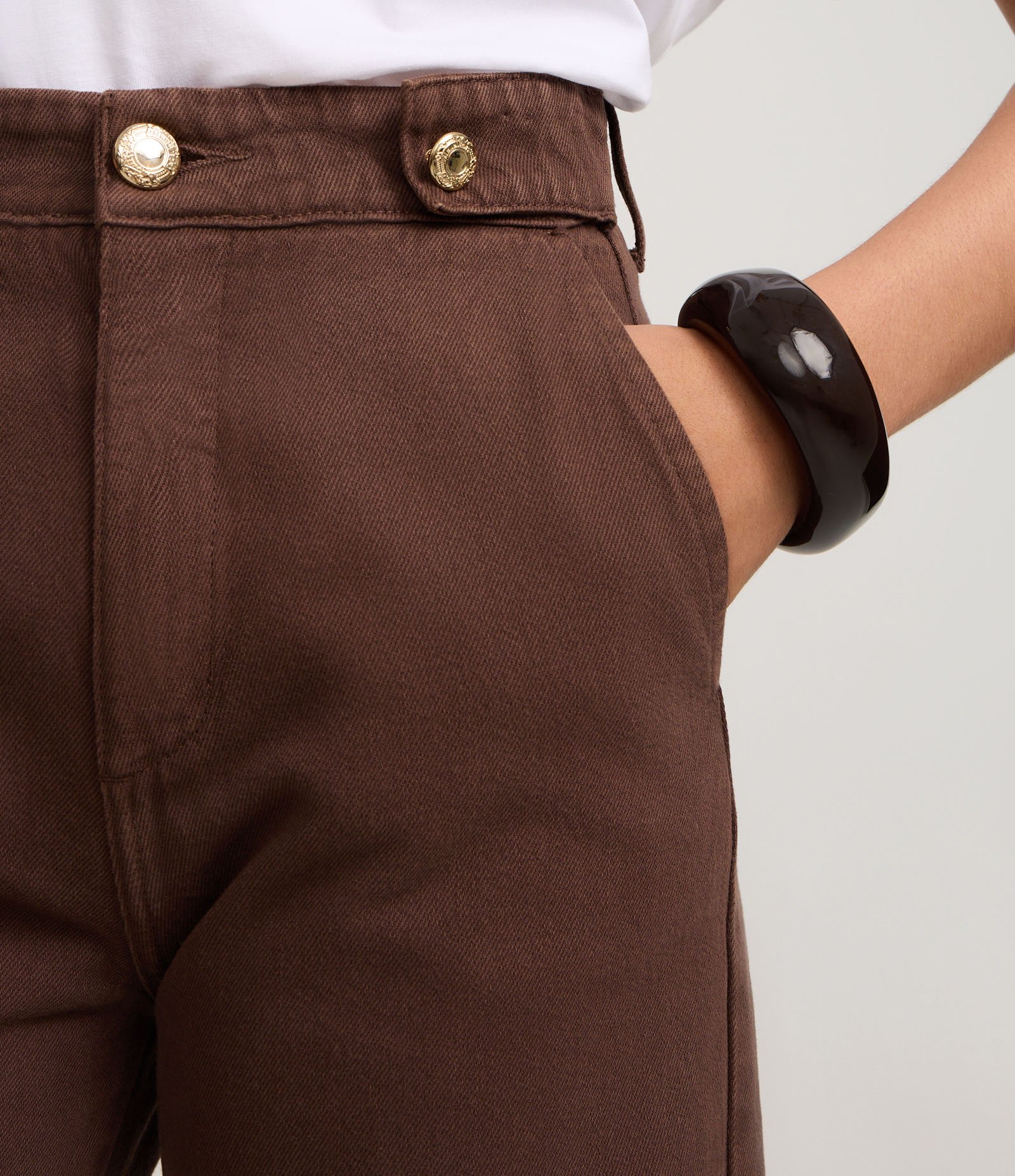 Calça Wide Leg Cropped em Sarja com Tiras no Cós Marrom 4