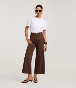 Calça Wide Leg Cropped em Sarja com Tiras no Cós