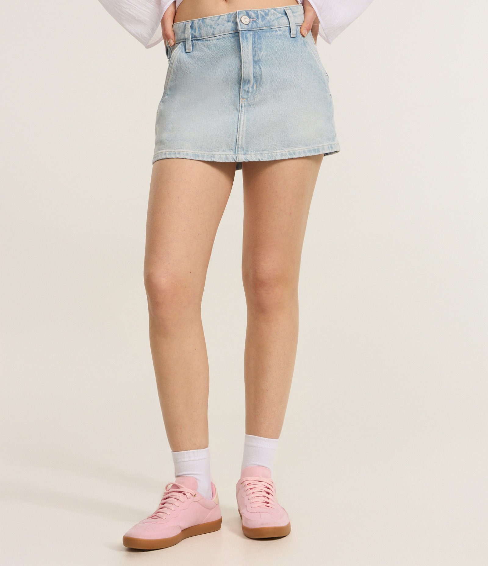 Saia Mini em Jeans com Bolso Faca e Bordado de Laço Azul 3