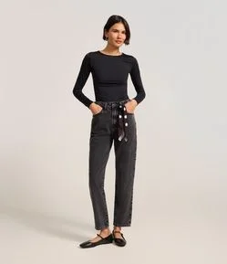 Calça Mom Comfort em Jeans com Lenço Poá