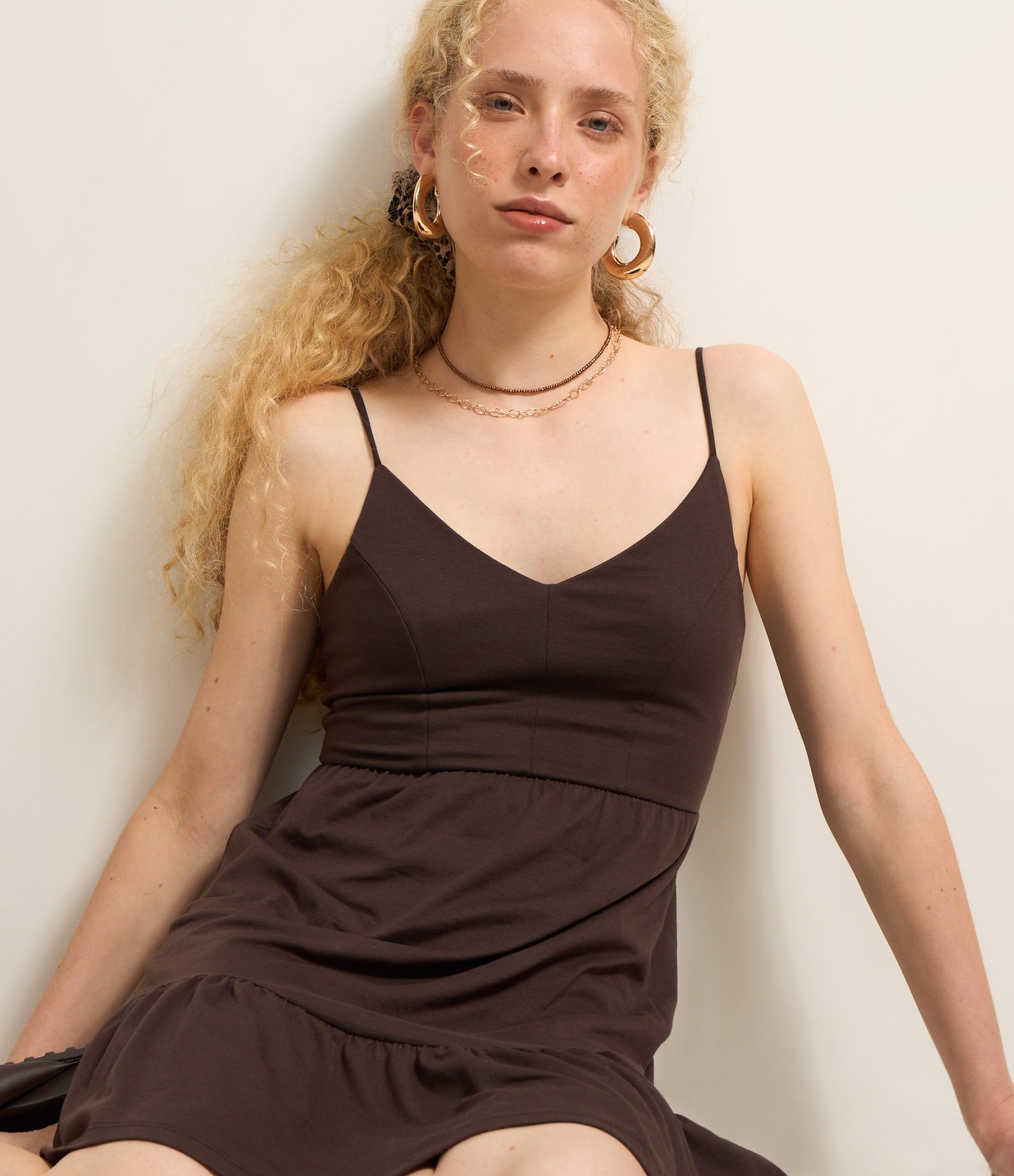 Vestido Curto em Ribana com Babado na Barra e Alcinhas Marrom 1