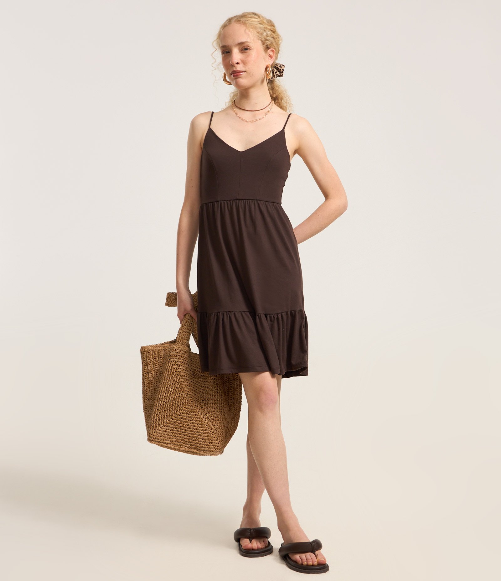 Vestido Curto em Ribana com Babado na Barra e Alcinhas Marrom 2