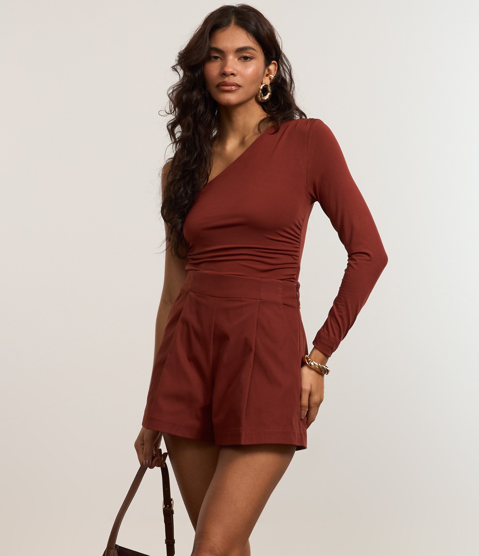 Short em Alfaiataria com Recortes no Bolso Marrom 2