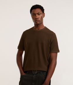 Camiseta Texturizada com Algodão e Gola Redonda