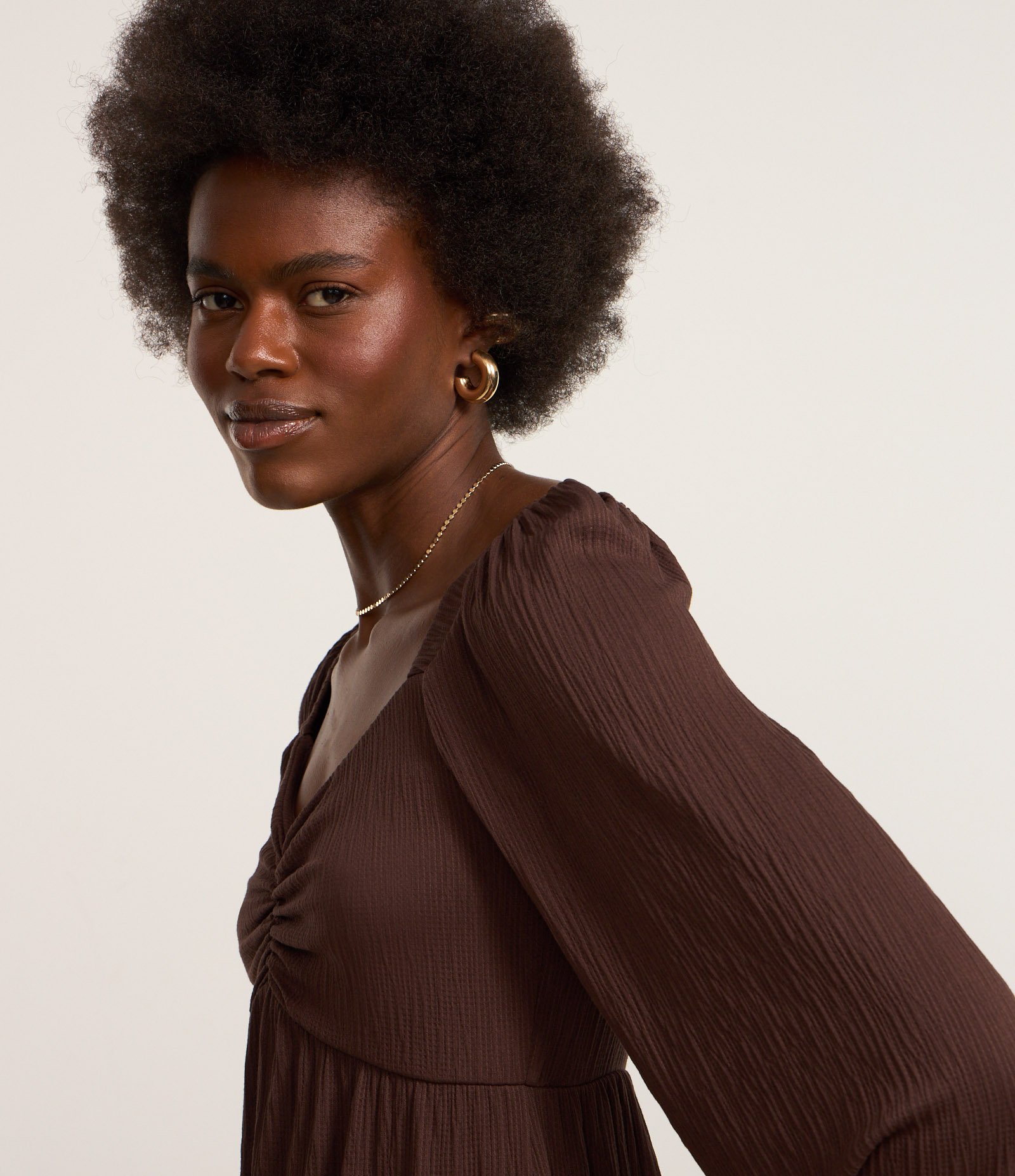 Vestido Curto Texturizado com Decote Coração Marrom 2