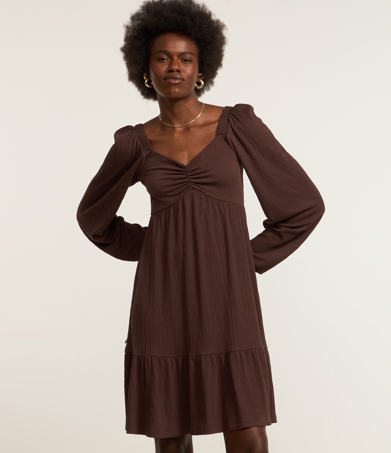 Vestido Curto Texturizado com Decote Coração Marrom 3