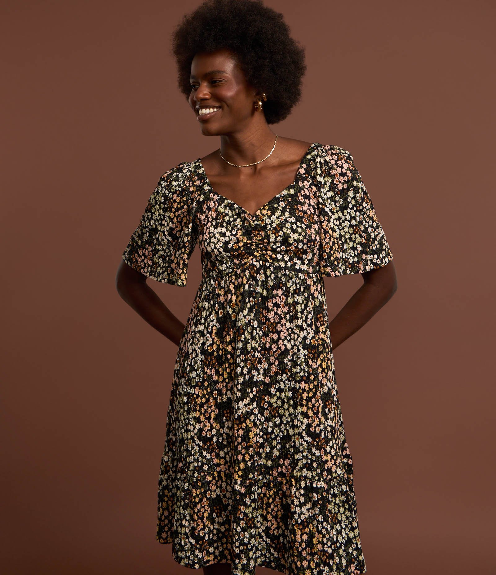 Vestido Curto Texturizado Floral Liberty com Decote Coração Preto 4