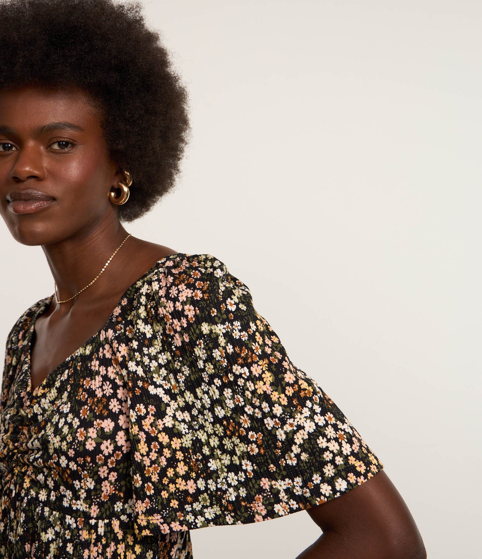 Vestido Curto Texturizado Floral Liberty com Decote Coração Preto 2