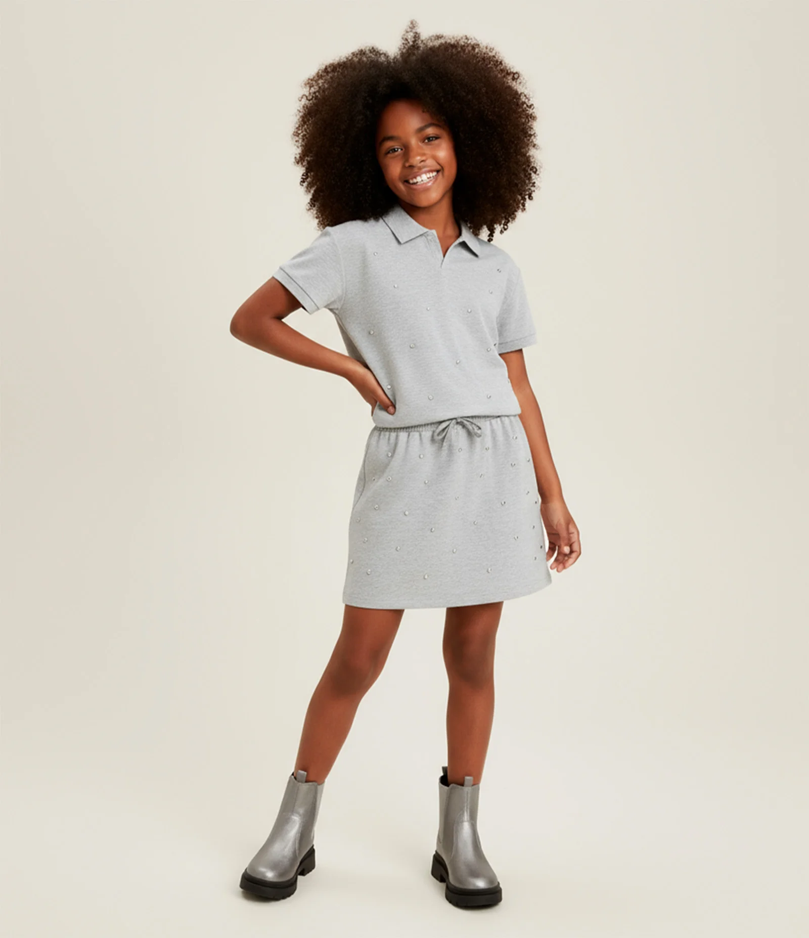 Camiseta Polo Infantil em Moletinho com Aplicação de Strass - Tam  5 a 14 Anos Cinza 1
