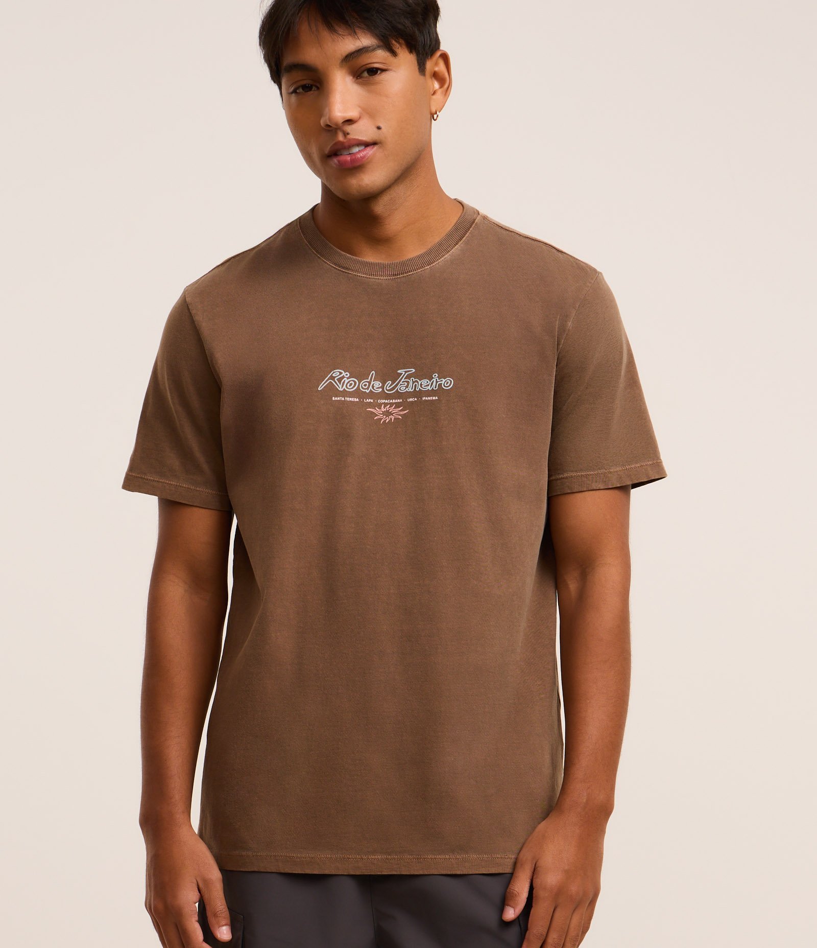 Camiseta Comfort em Algodão com Estampa Lettering Rio de Janeiro Estonada Marrom 1