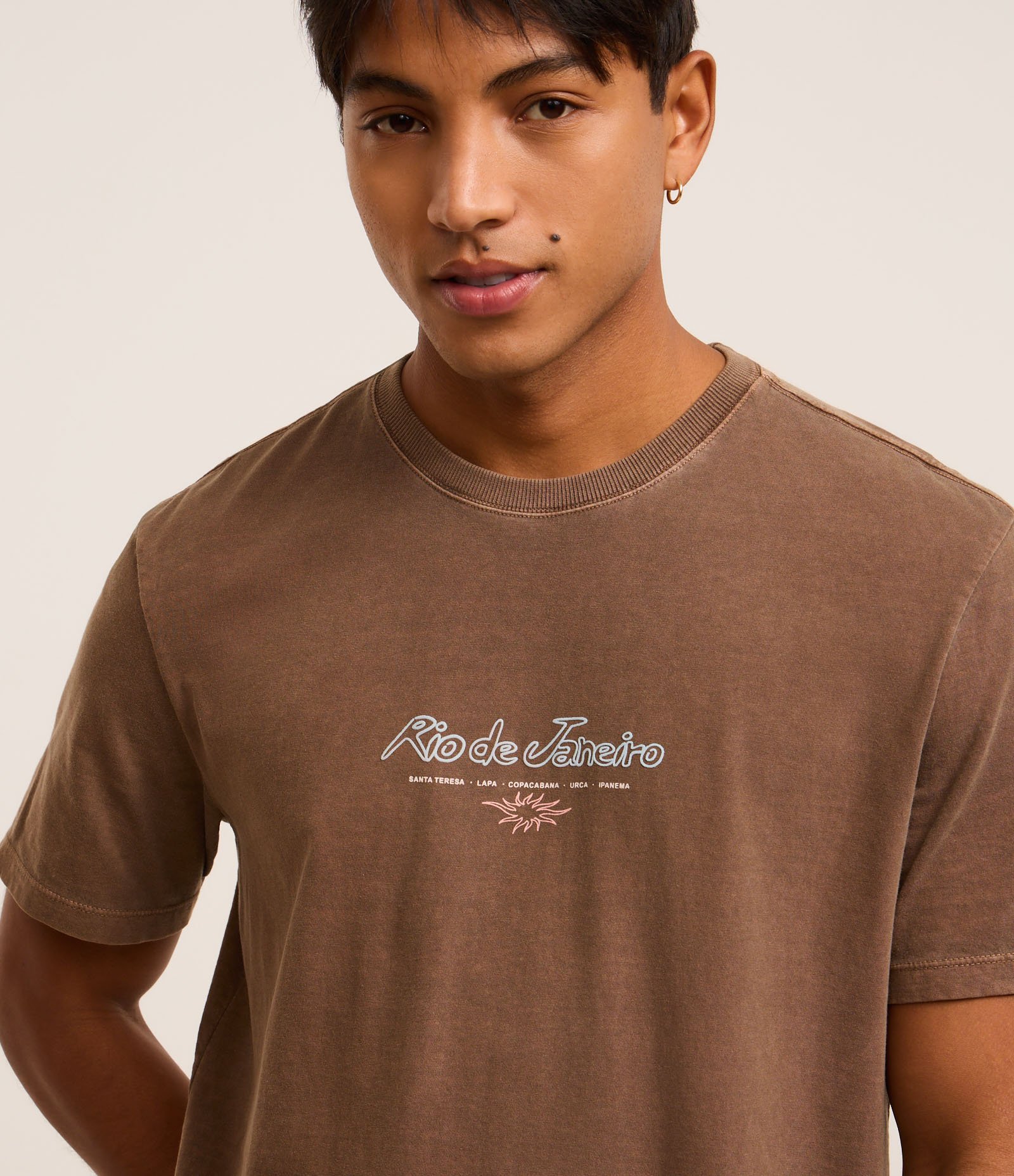 Camiseta Comfort em Algodão com Estampa Lettering Rio de Janeiro Estonada Marrom 3