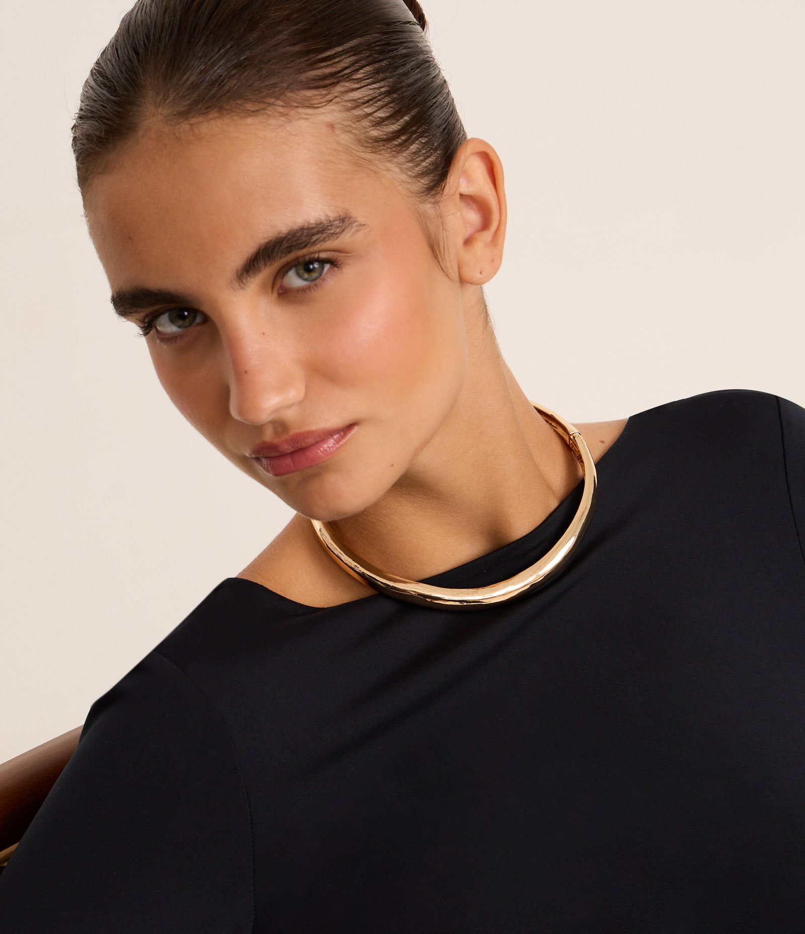 Gargantilha Rígida em Metal Dourado 1