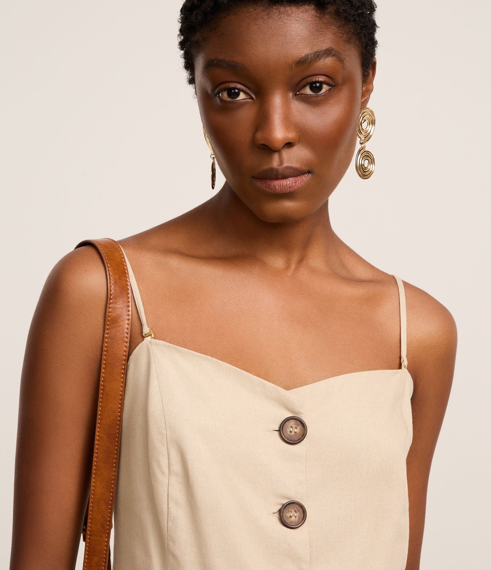 Blusa em Vicolinho com Botões e Barra V Bege 3