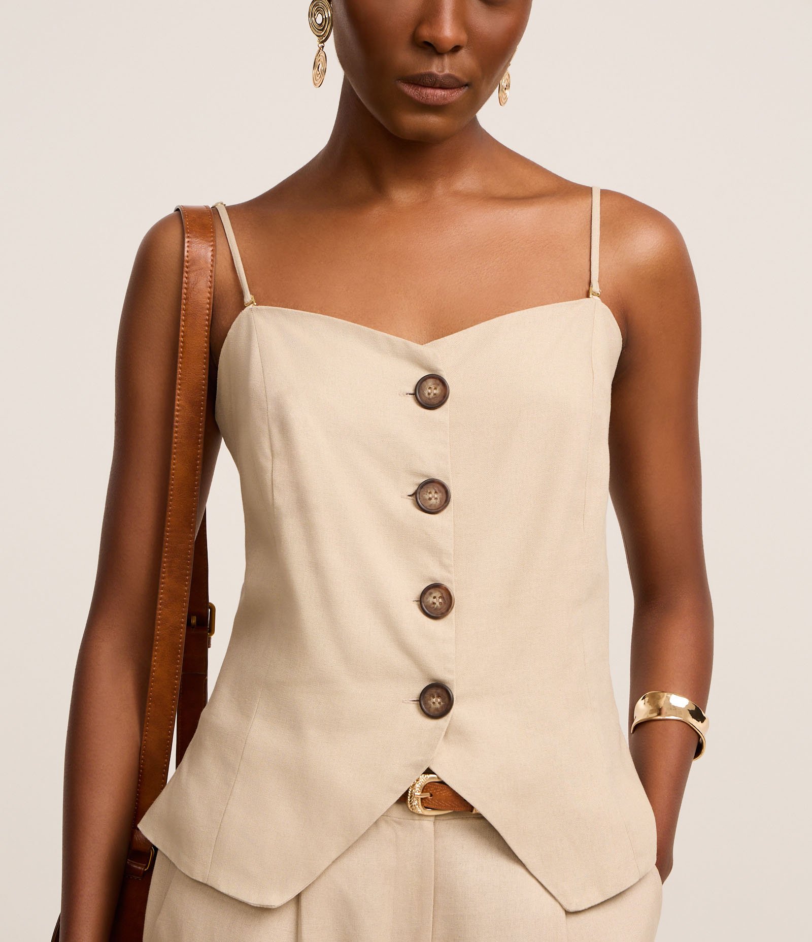 Blusa em Vicolinho com Botões e Barra V Bege 4