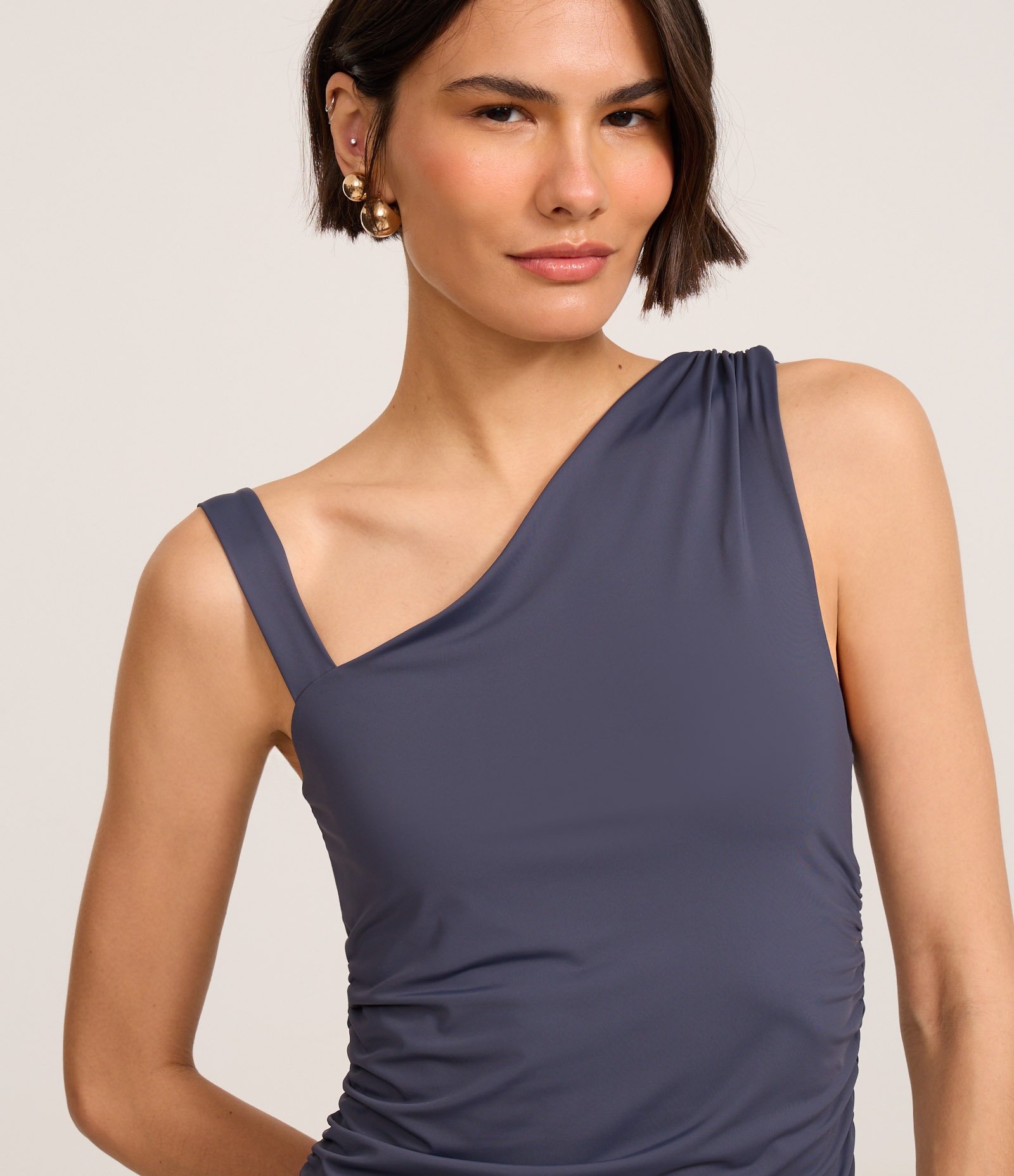 Vestido Long Midi em Microfibra com Alça Assimétrica e Franzido Azul 2