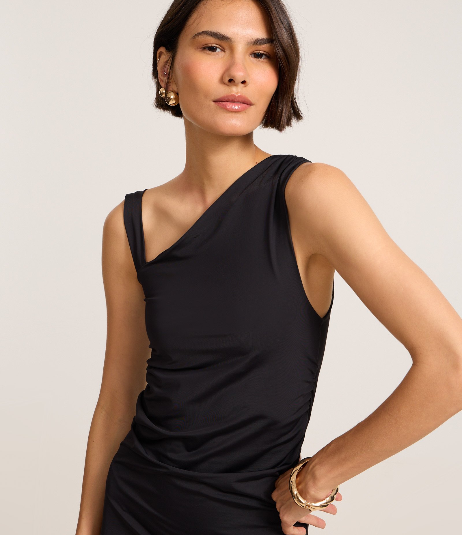 Vestido Long Midi em Microfibra com Alça Assimétrica e Franzido Preto 3