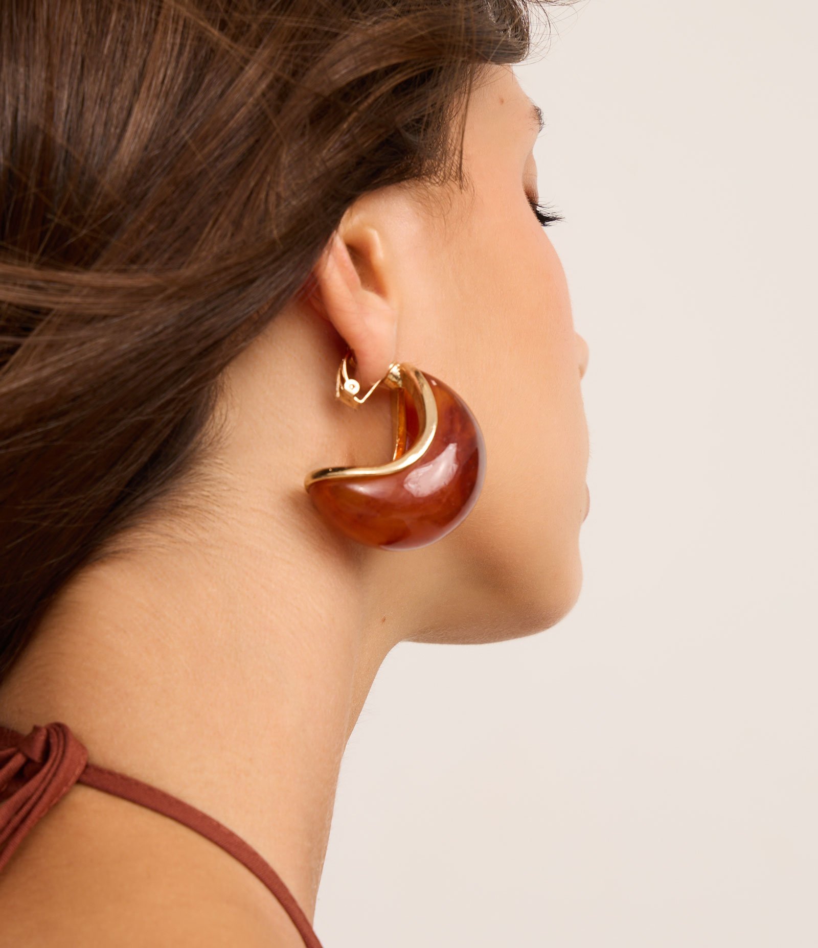 Argola Bold em Resina Marmorizada Marrom 4