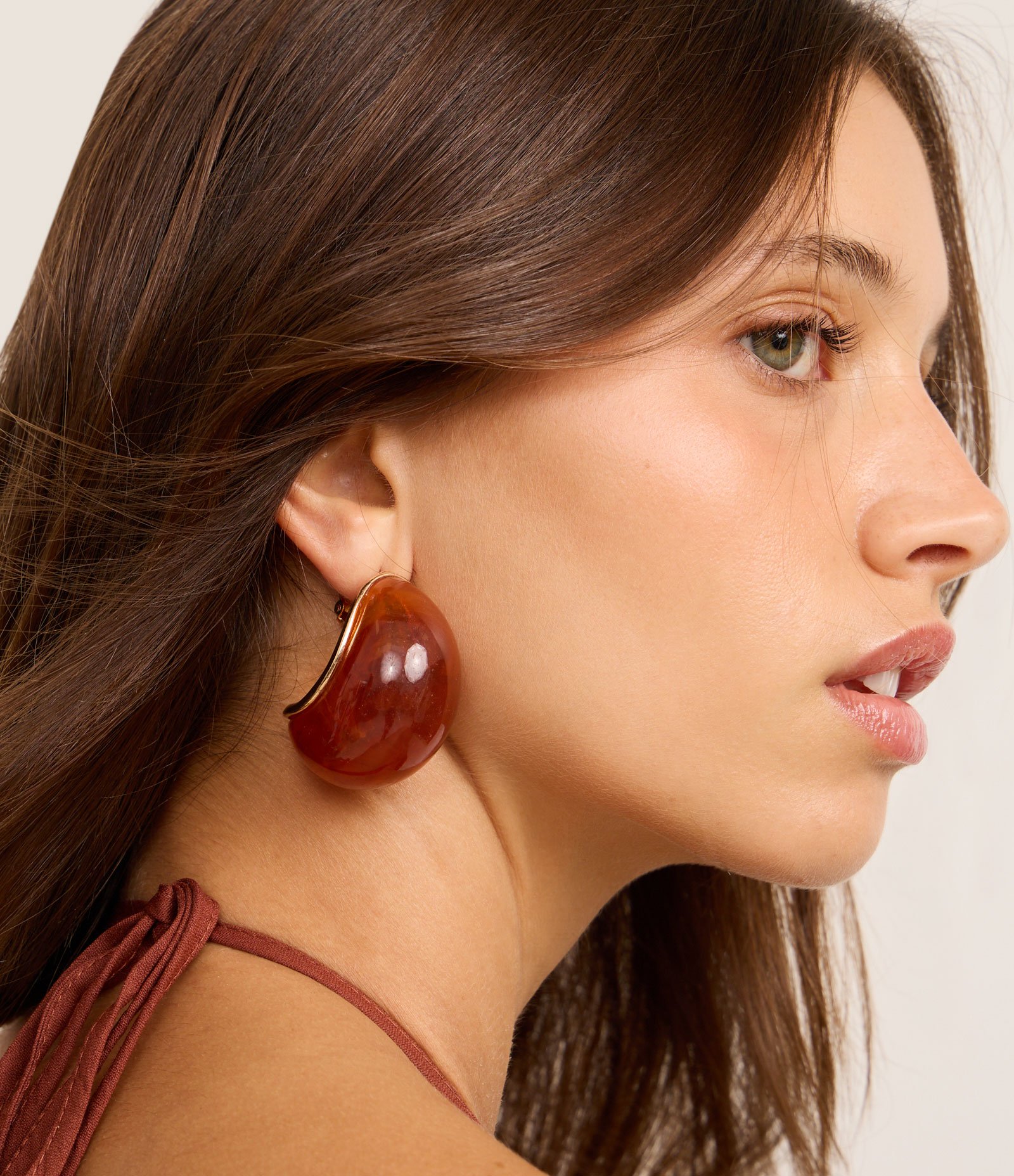 Argola Bold em Resina Marmorizada Marrom 1