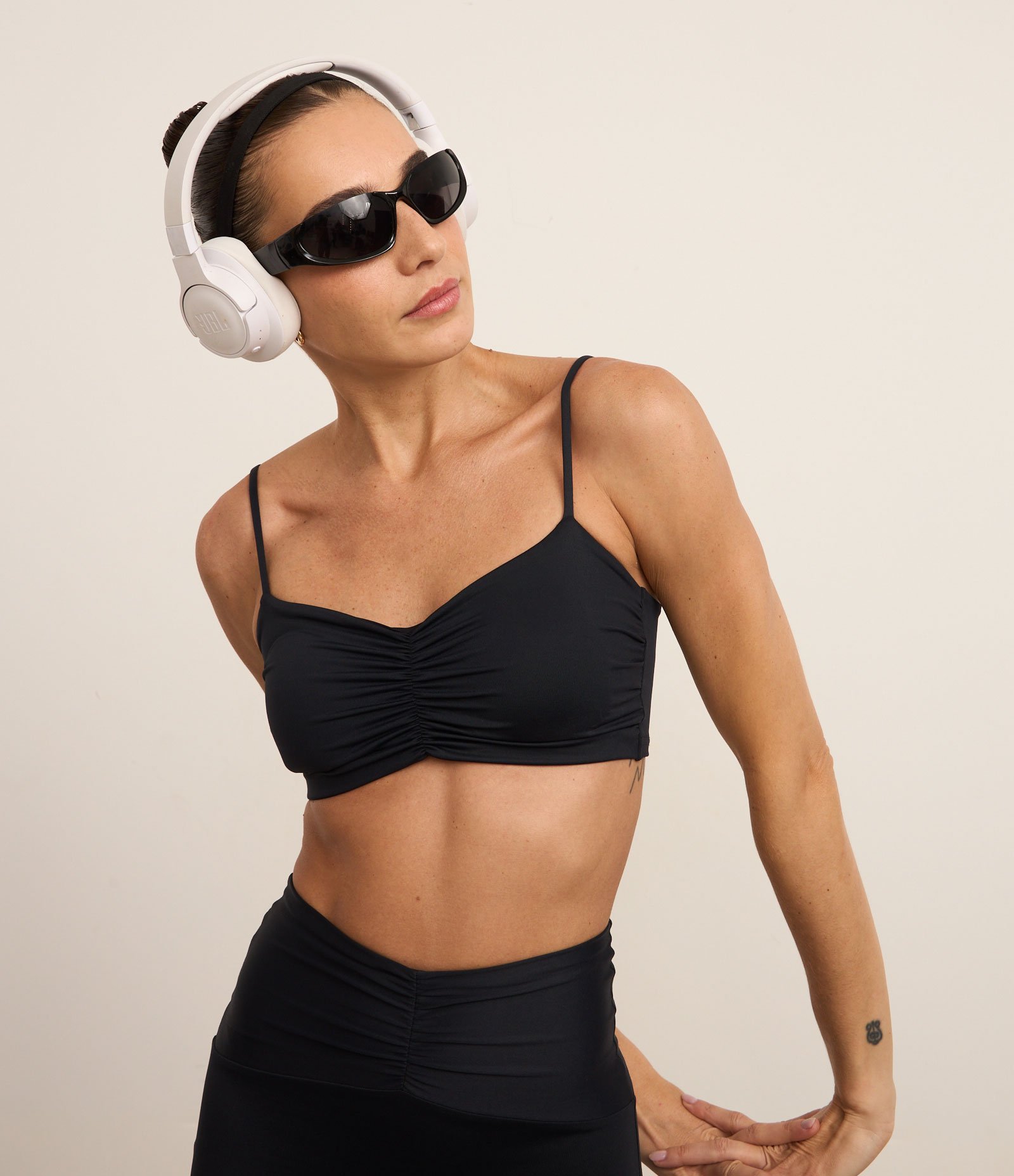 Top Esportivo em Microfibra com Busto Franzido Preto 2