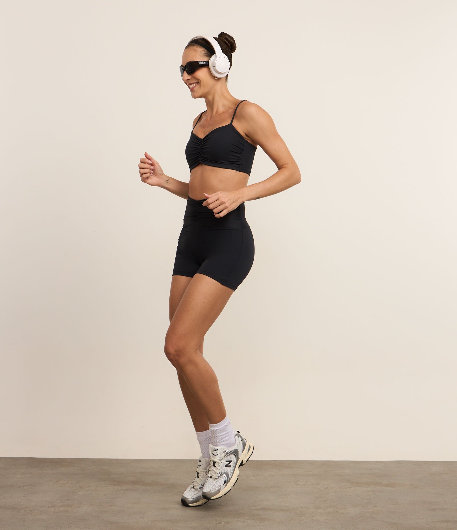 Top Esportivo em Microfibra com Busto Franzido Preto 3