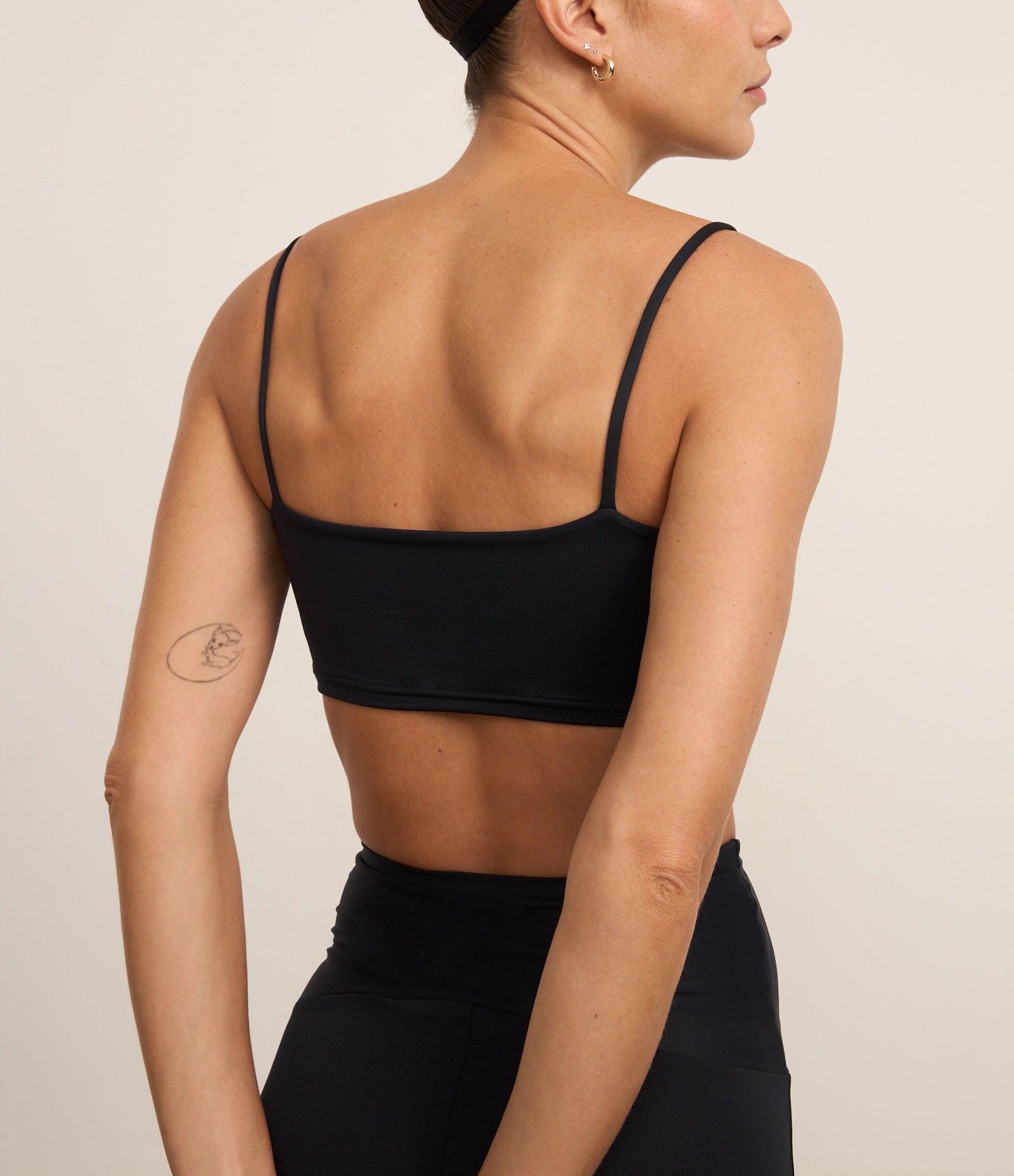 Top Esportivo em Microfibra com Busto Franzido Preto 4