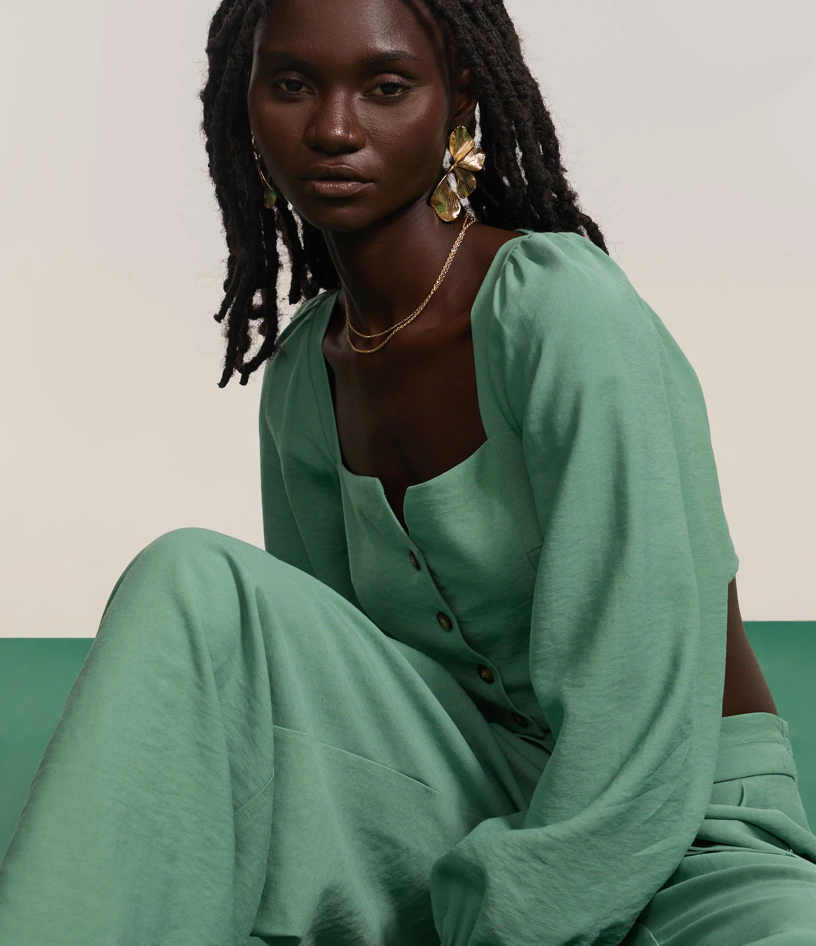 Blusa Cropped Alfaiatada com Mangas Bufantes e Botões Matizados Verde 5