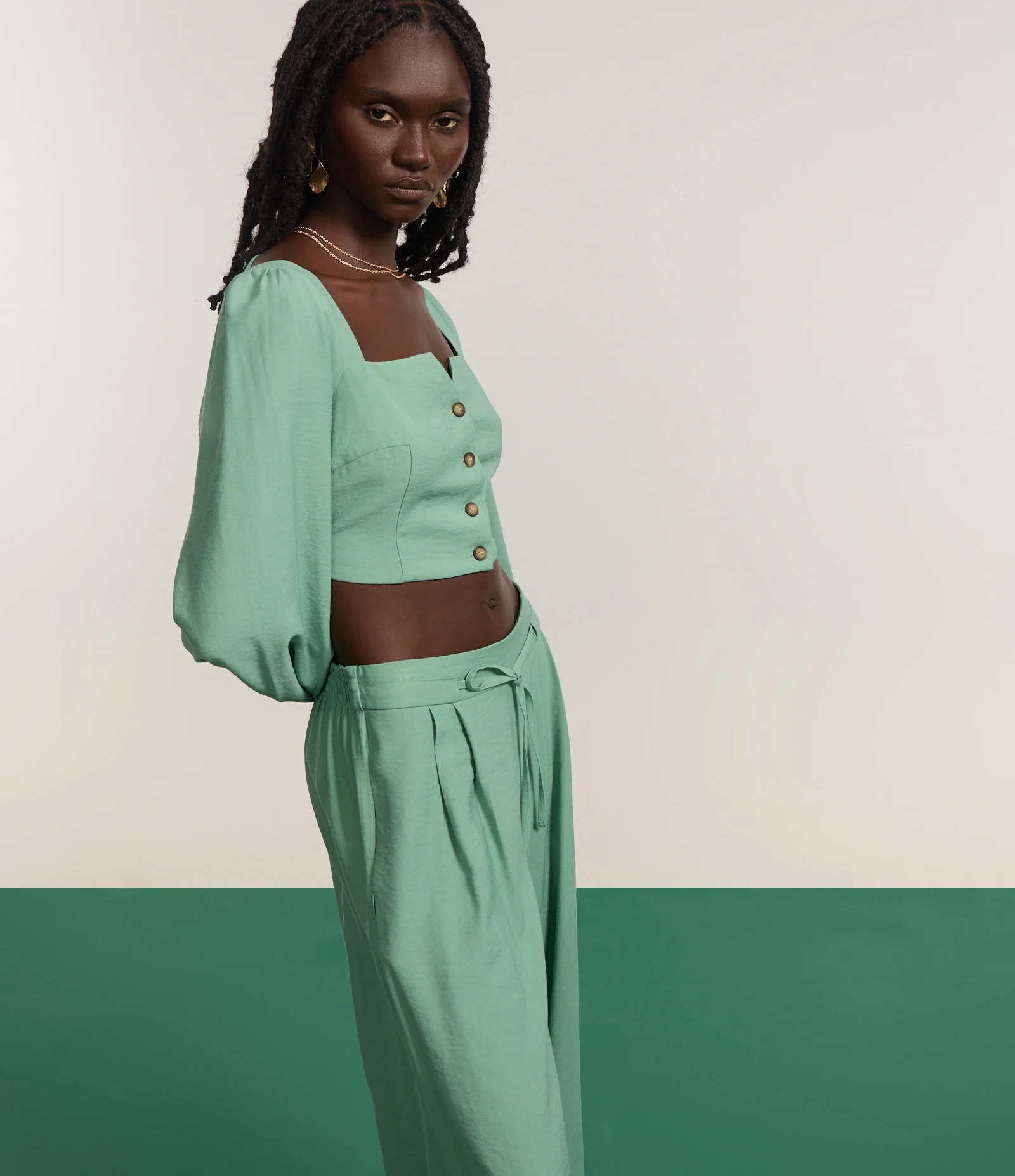 Blusa Cropped Alfaiatada com Mangas Bufantes e Botões Matizados Verde 6