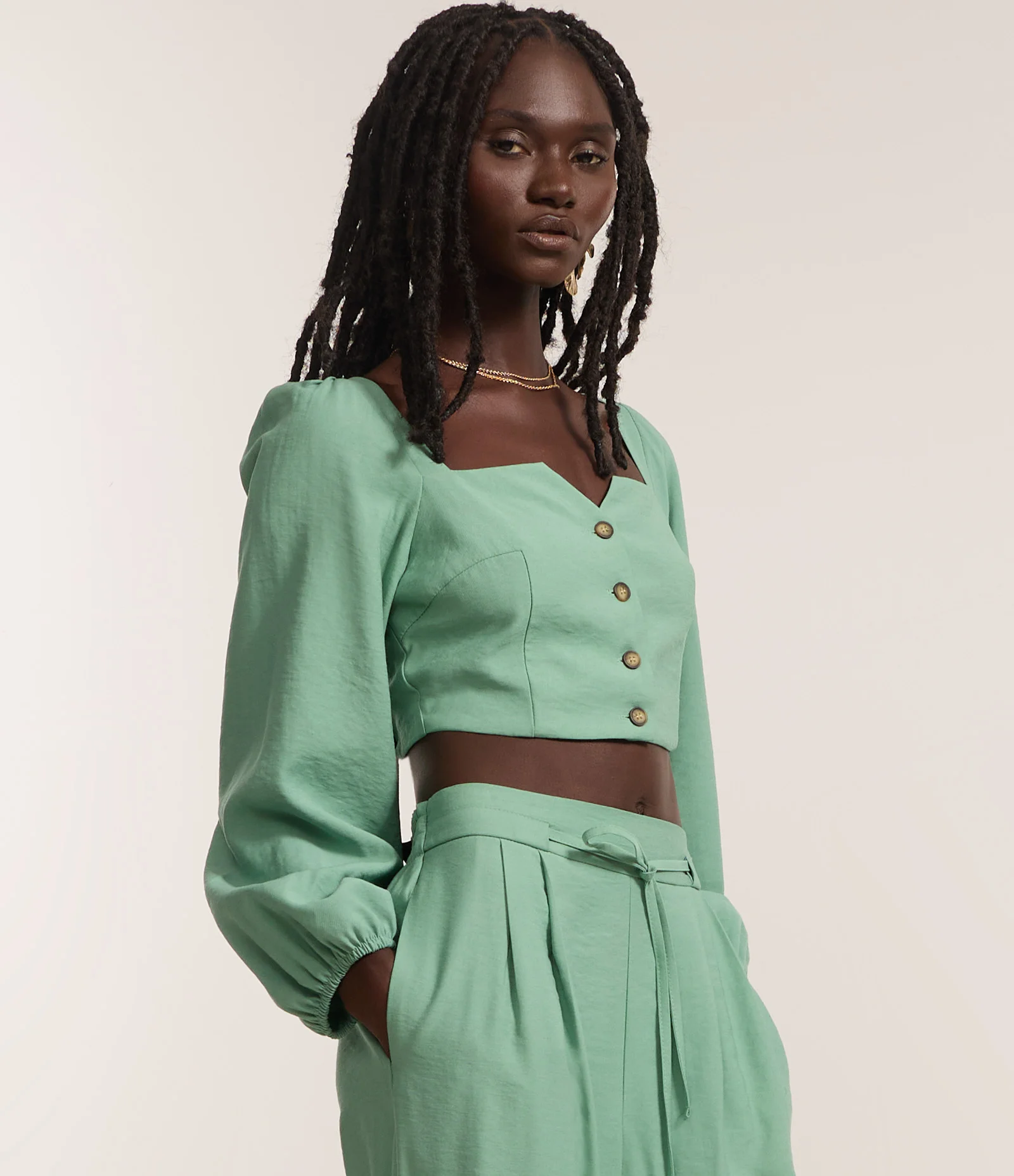 Blusa Cropped Alfaiatada com Mangas Bufantes e Botões Matizados Verde 1