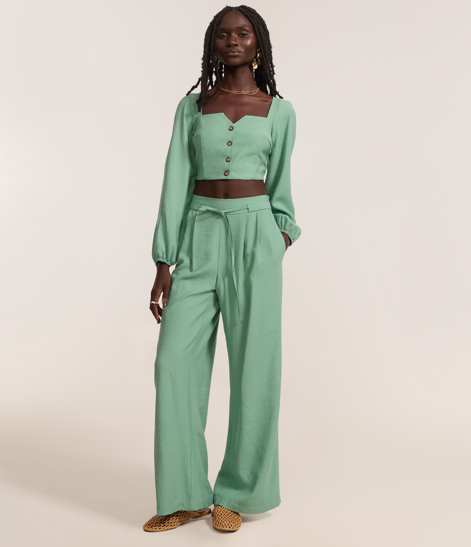 Blusa Cropped Alfaiatada com Mangas Bufantes e Botões Matizados Verde 2