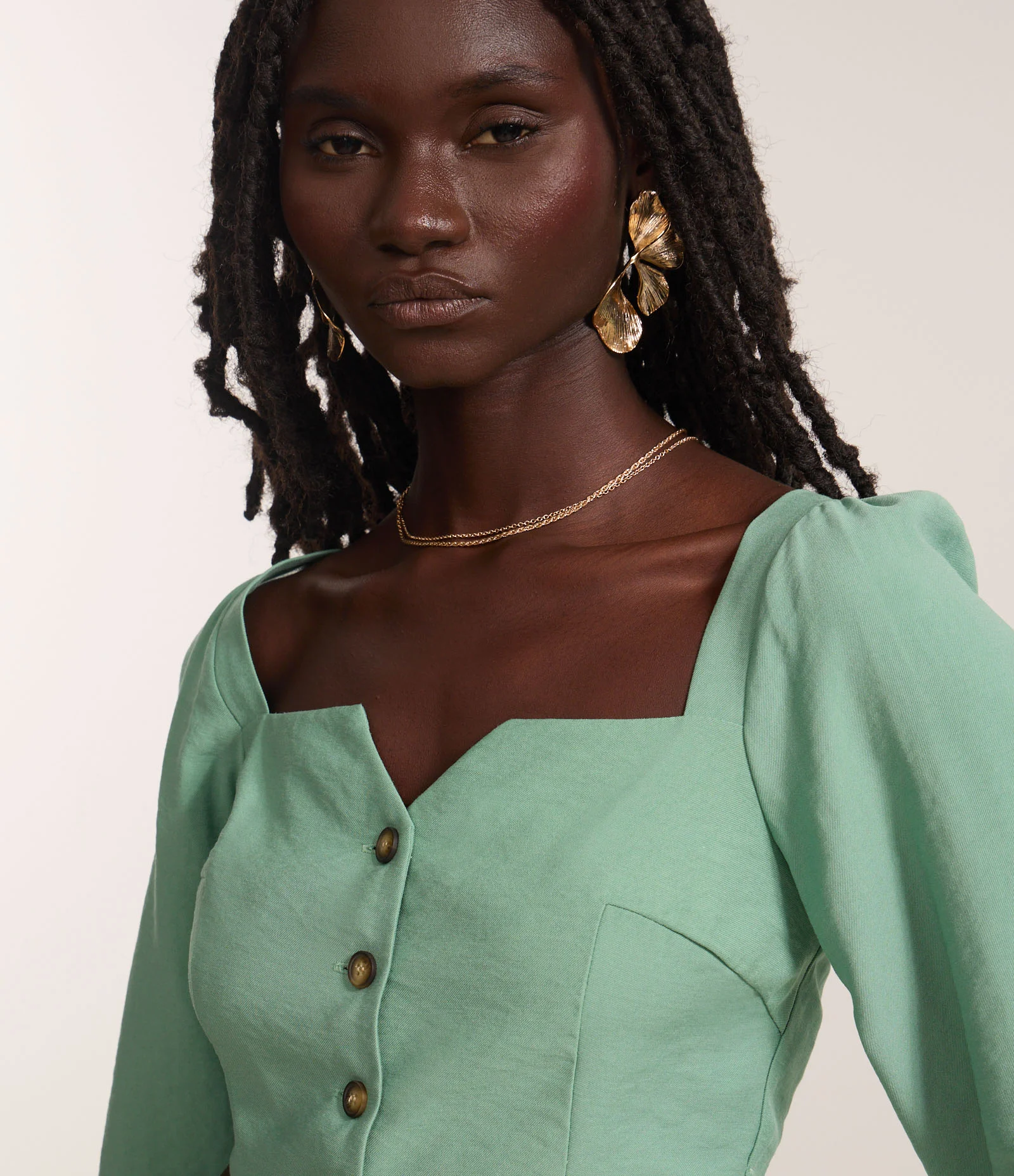 Blusa Cropped Alfaiatada com Mangas Bufantes e Botões Matizados Verde 3