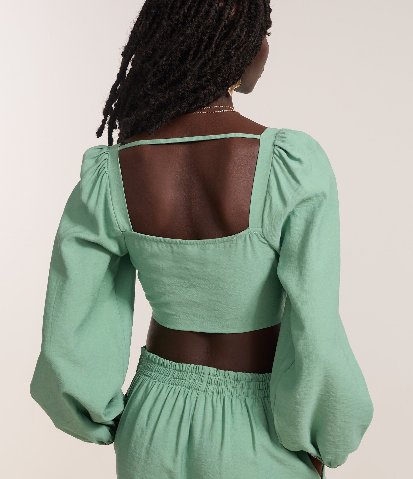 Blusa Cropped Alfaiatada com Mangas Bufantes e Botões Matizados Verde 4