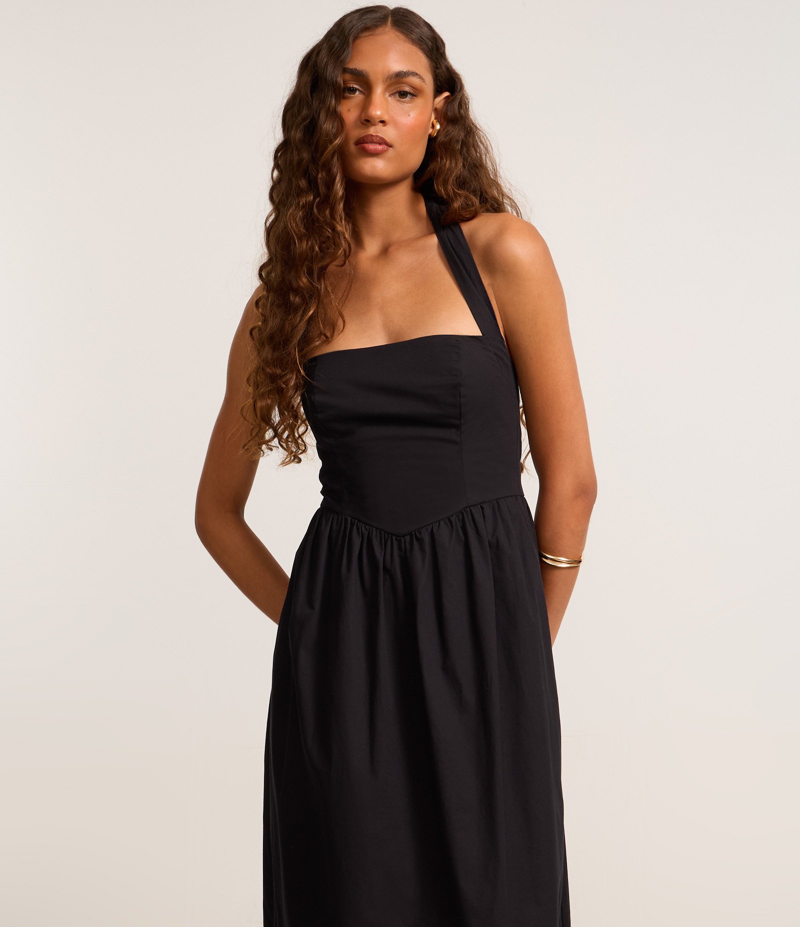 Vestido Midi em Tricoline com Franzido na Cintura e Lastex nas Costas Preto 2