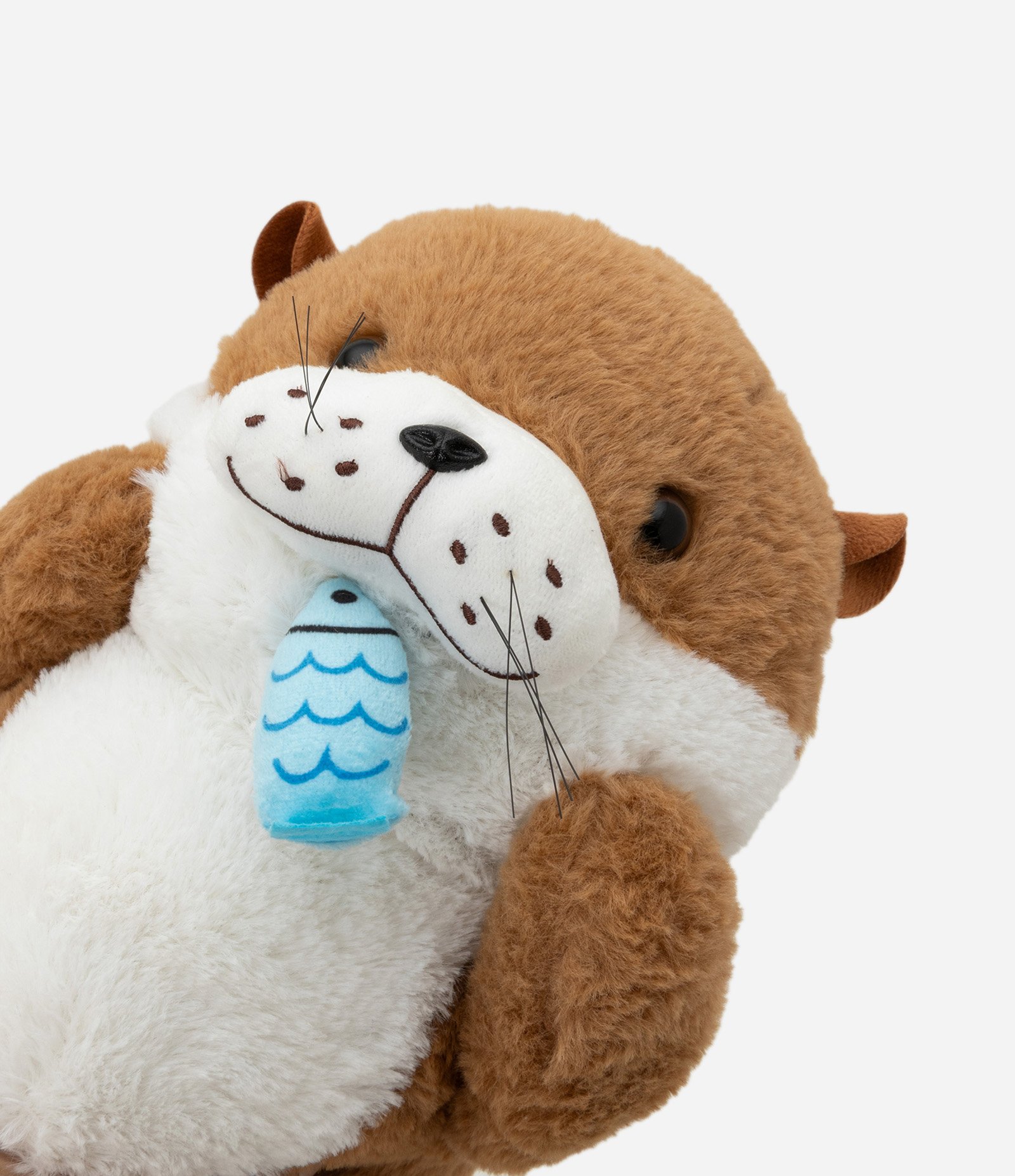 Bicho de Pelúcia em Formato de Lontra com Peixe Decorativo Marrom 4