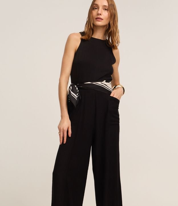 Macacão em Viscose com Alça Larga e Bolsos