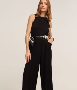 Macacão em Viscose com Alça Larga e Bolsos