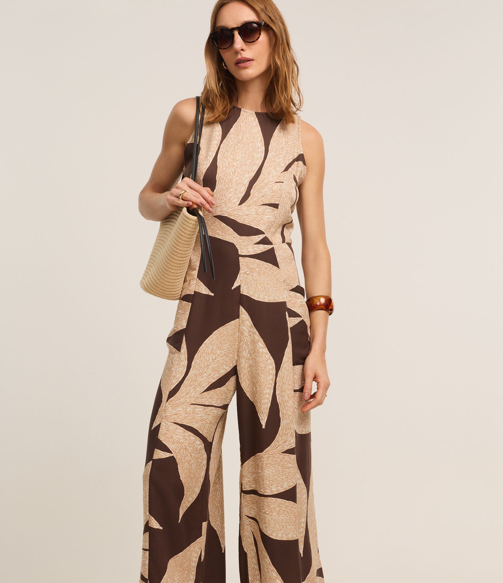 Macacão em Viscose com Alça Larga e Bordado Folhagem Marrom/Bege 1