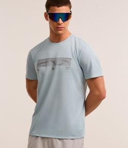 Camiseta Regular Esportiva em Tecnologia Dry com 
Print e Recortes