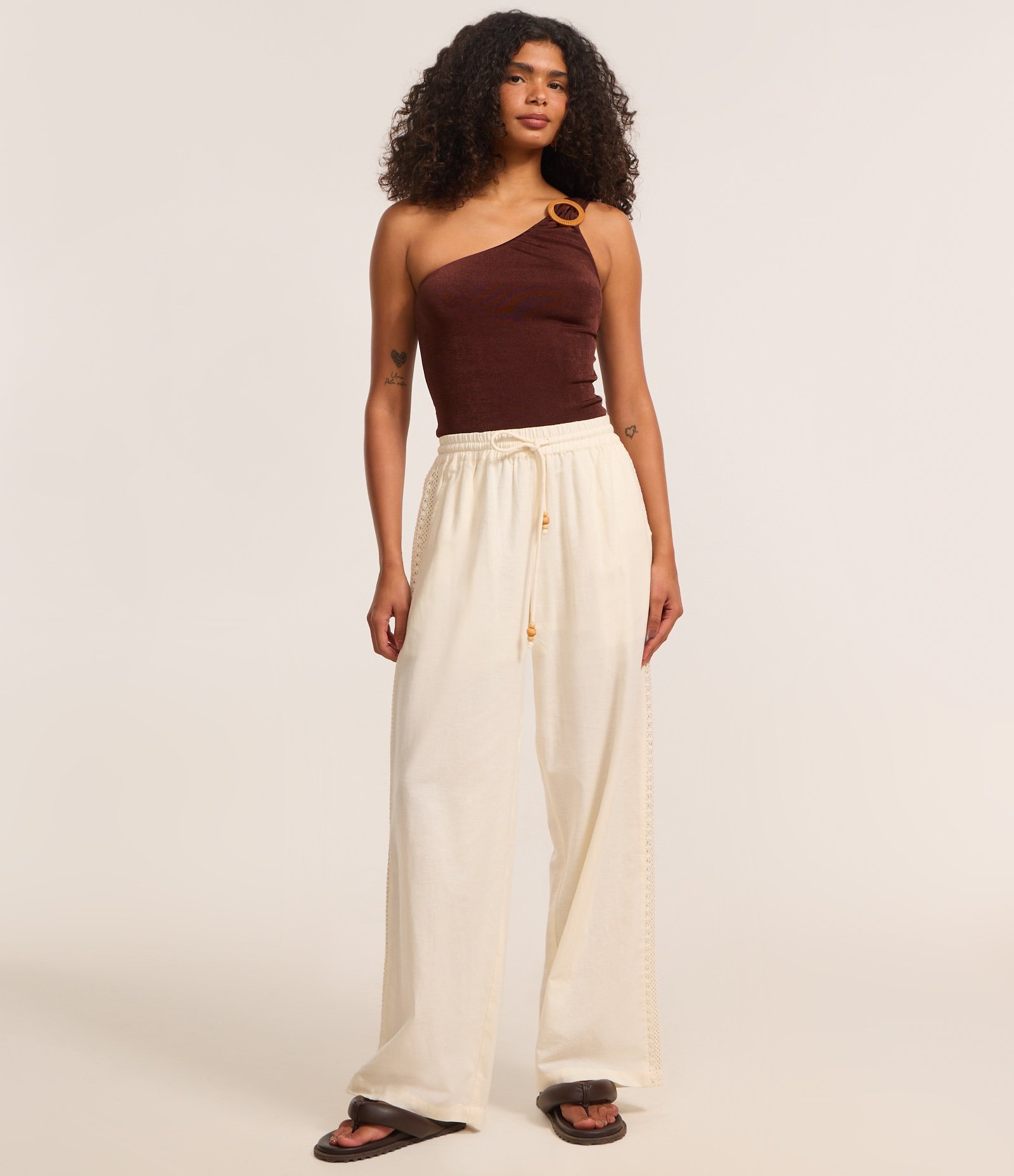 Body em Microfibra com Decote Ombro Só e Detalhe Metalizado Marrom 2