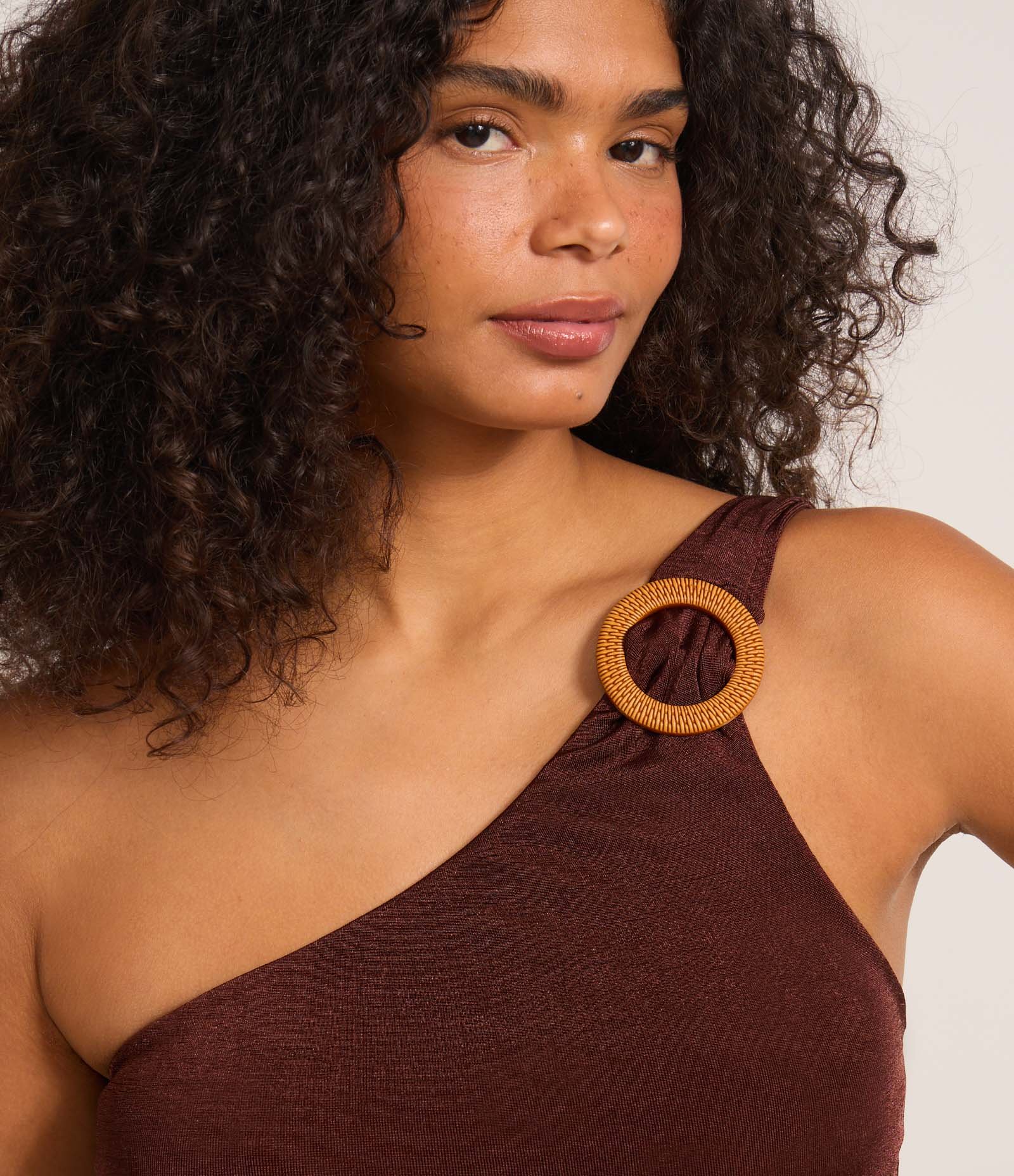 Body em Microfibra com Decote Ombro Só e Detalhe Metalizado Marrom 3