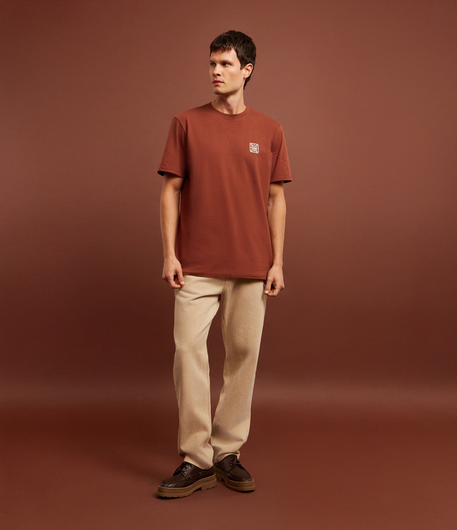 Camiseta Comfort em Algodão com Estampa Localizada e Lettering Marrom 2