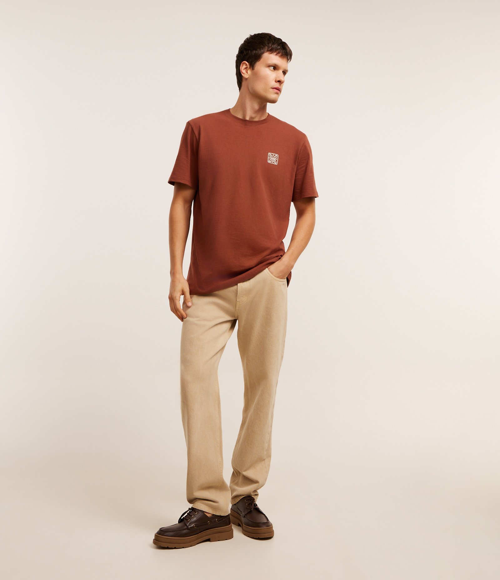 Camiseta Comfort em Algodão com Estampa Localizada e Lettering Marrom 5