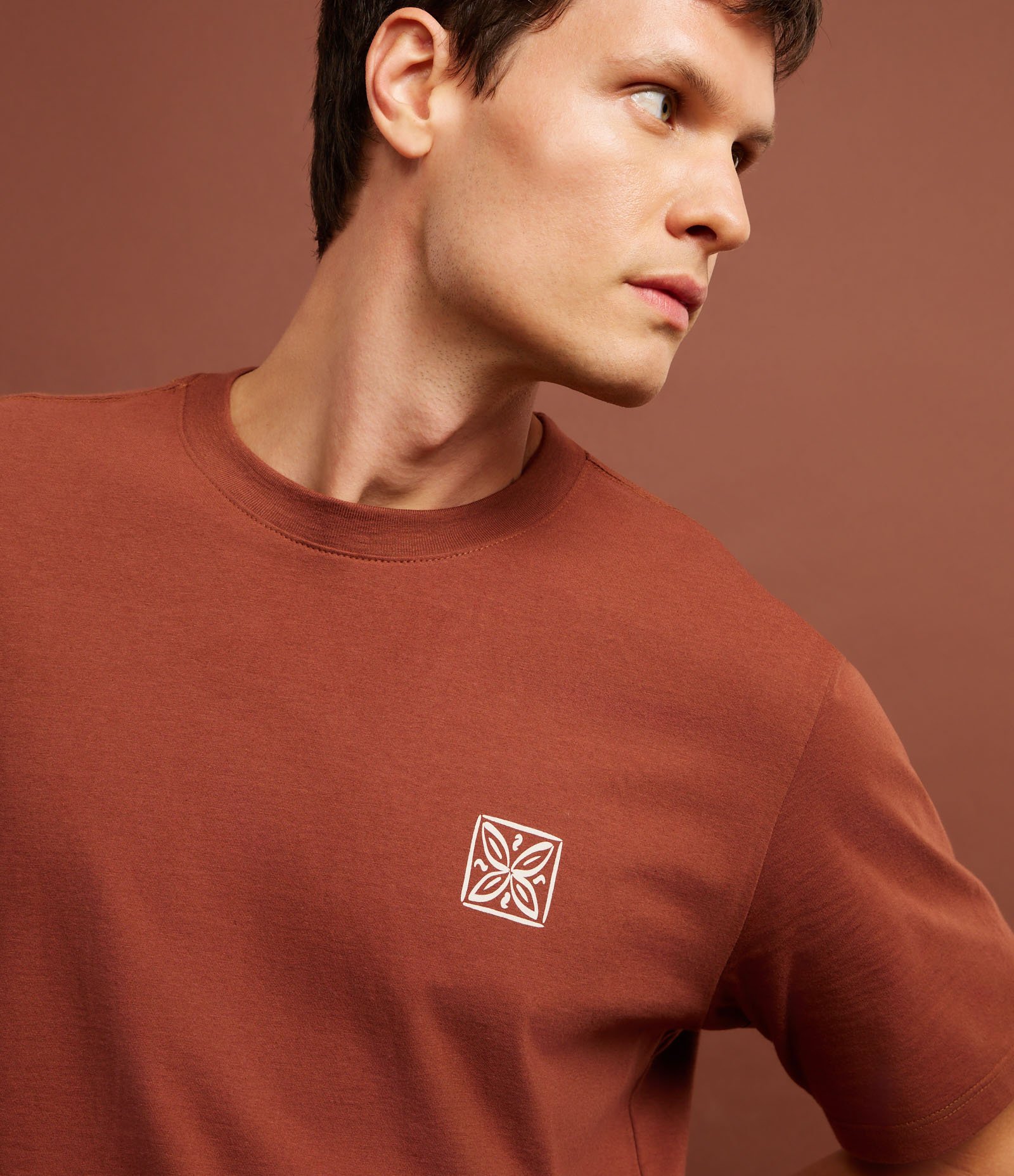 Camiseta Comfort em Algodão com Estampa Localizada e Lettering Marrom 6