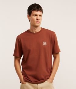 Camiseta Comfort em Algodão com Estampa Localizada e Lettering