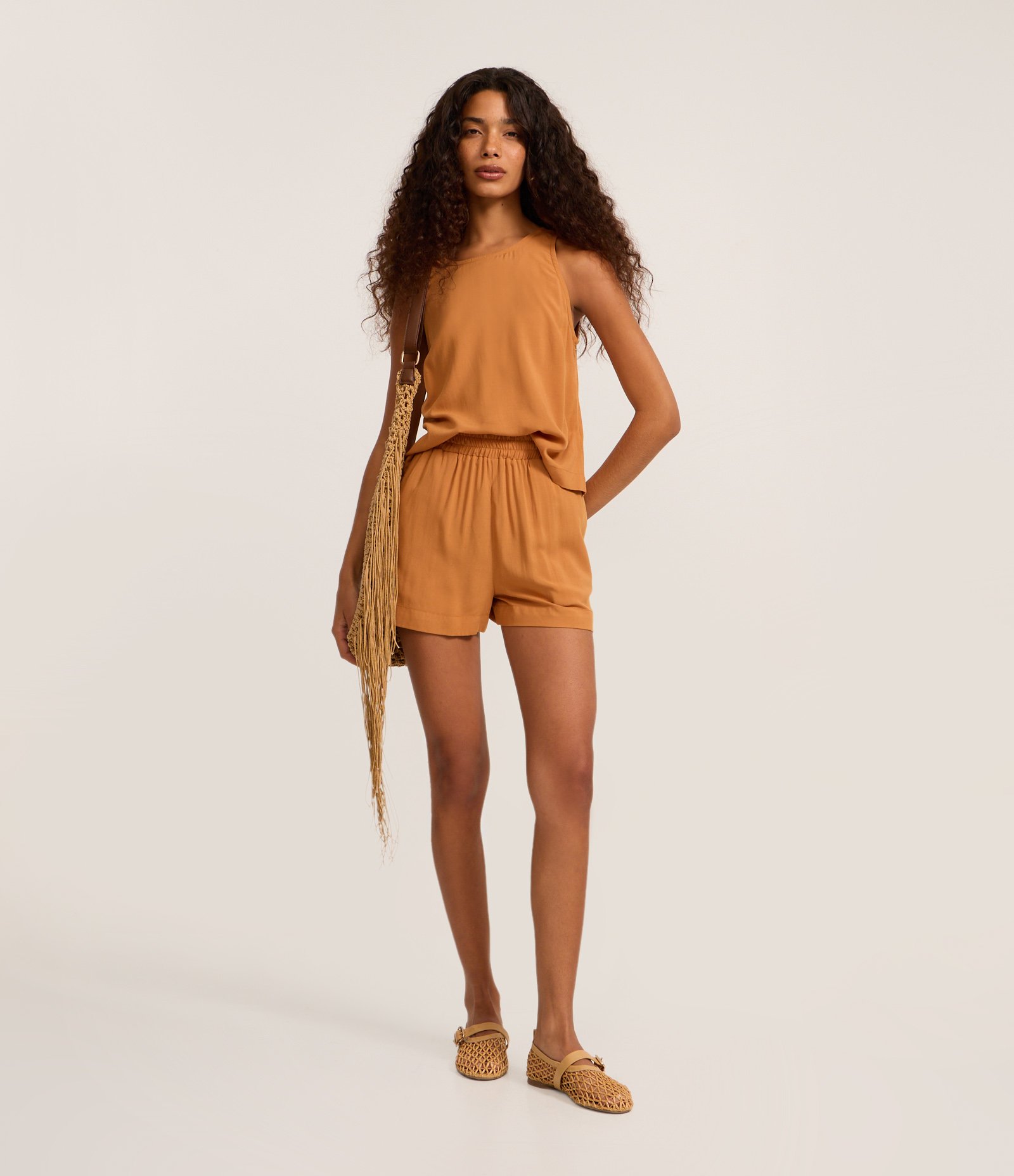 Short Cintura Alta com Lastex no Cós Bege 1